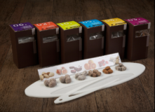 Cioccolati Italiani
Kit per degustazione drages, praline e cioccolato
Design: Paolo Barichella Cioccolati Italiani