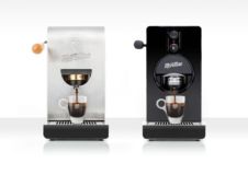 Sistema di macchine per caffè espresso basato sul design della cialda espresso al quadrato
Menzione d'onore al premio Compasso d'Oro
Selezione Grandesign Etico
Design Paolo Barichella per Morettino Caffè Palermo Sistema Espresso al quadrato